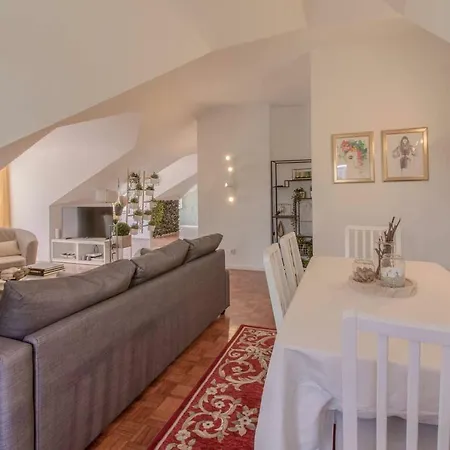 My Fair - 3 Bedroom Loft Principe Real Lisbon